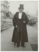 Photographie d'Ignace Paderewski dans la rue, avec son chapeau haut-de-forme, son manteau fourré et son parapluie, sans doute aux Etats-Unis dans les années 1920